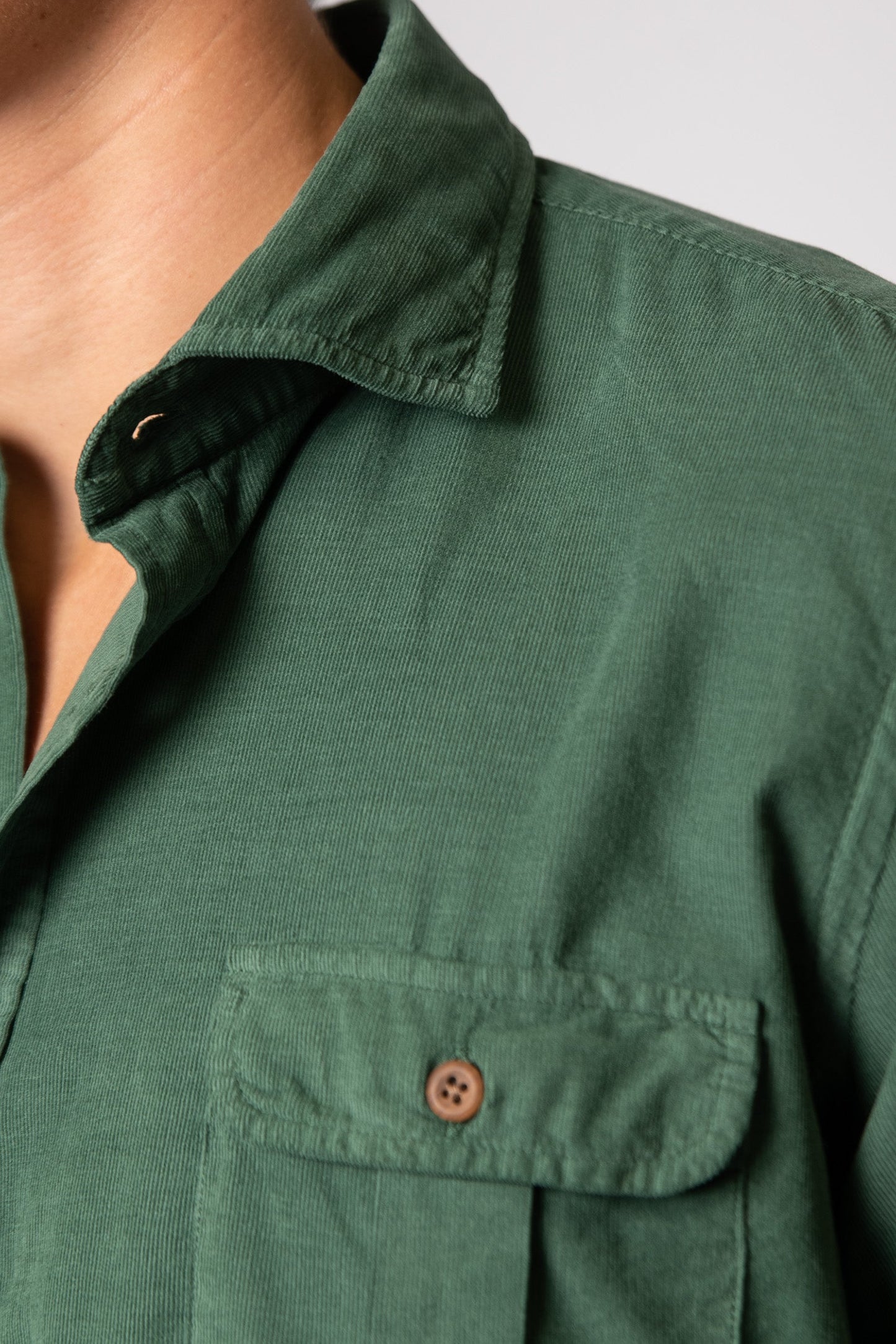 CAMISA MICROPANA VERDE CON BOLSILLO