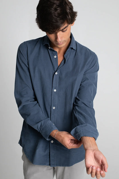 CAMISA DE MICROPANA AZUL OSCURO LAVADO