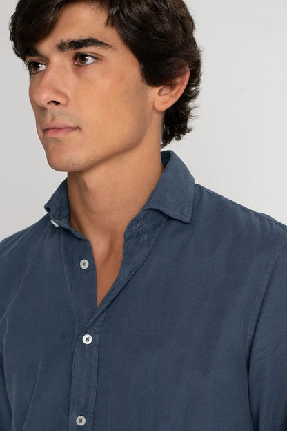 CAMISA DE MICROPANA AZUL OSCURO LAVADO