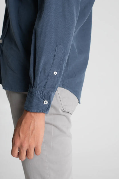 CAMISA DE MICROPANA AZUL OSCURO LAVADO