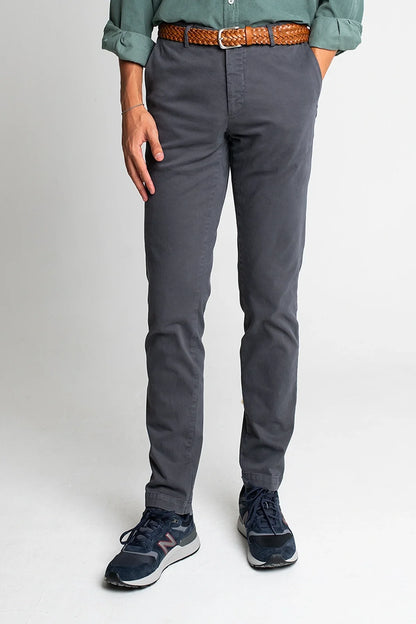 PANTALÓN CHINO GRIS OSCURO