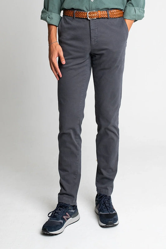 PANTALÓN CHINO GRIS OSCURO