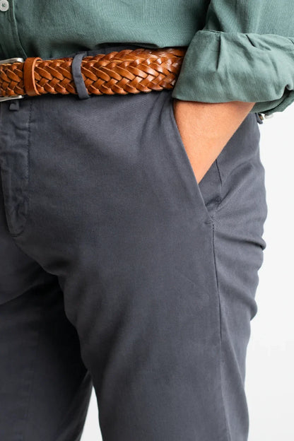 PANTALÓN CHINO GRIS OSCURO
