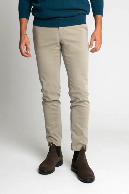 PANTALÓN CHINO TOPO