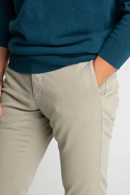 PANTALÓN CHINO TOPO