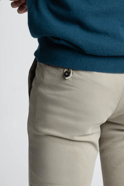 PANTALÓN CHINO TOPO