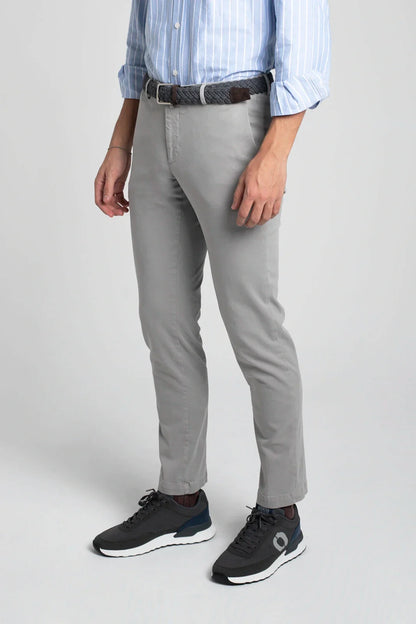 PANTALÓN CHINO GRIS CLARO