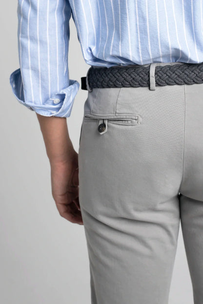 PANTALÓN CHINO GRIS CLARO