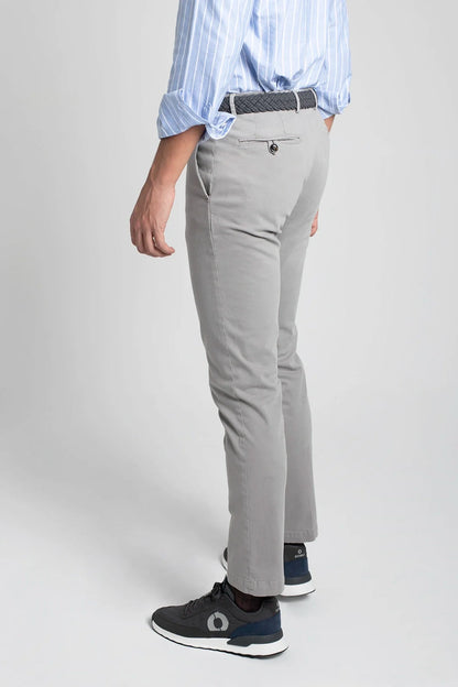 PANTALÓN CHINO GRIS CLARO