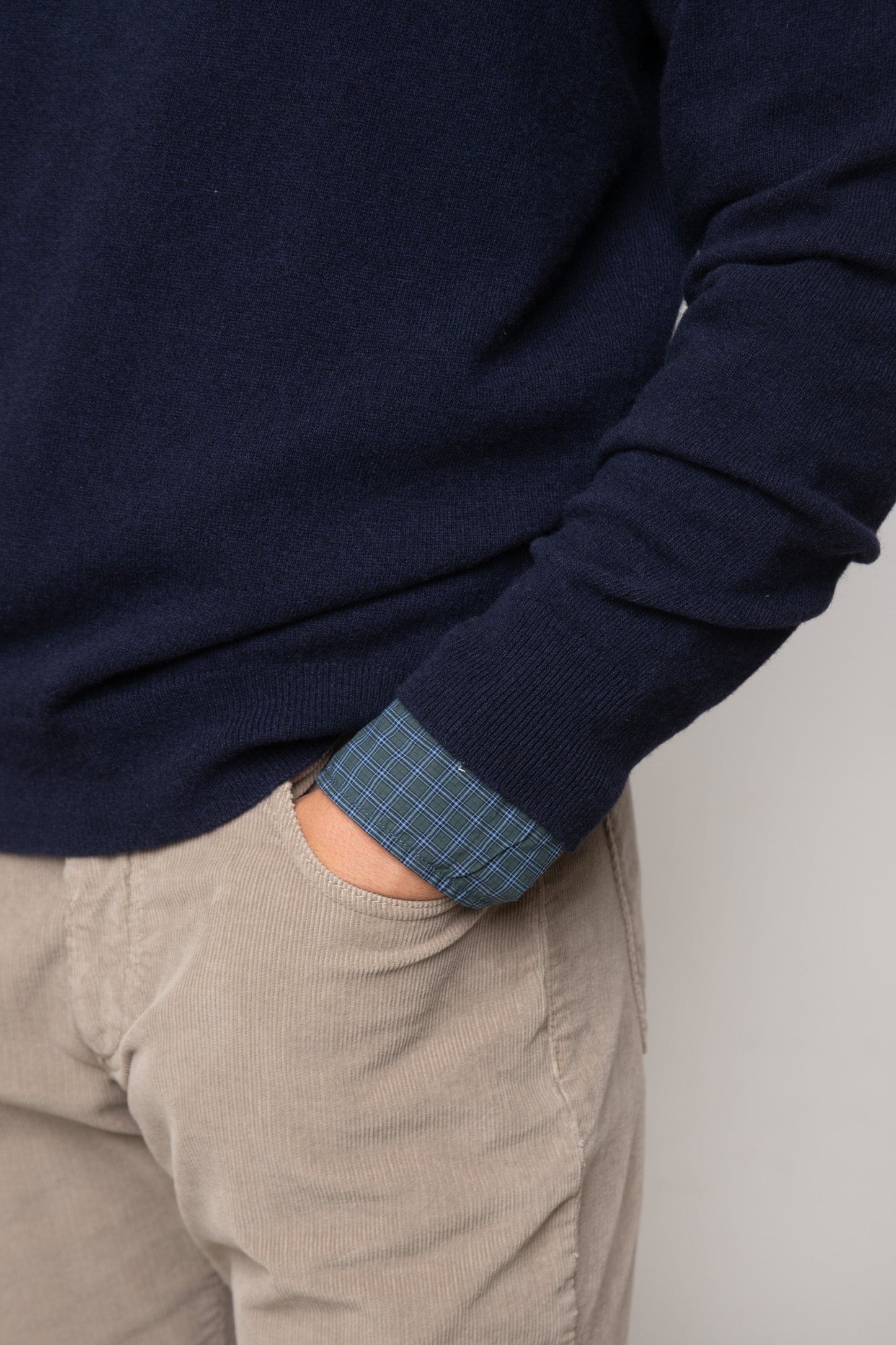 JERSEY CUELLO PICO AZUL MARINO