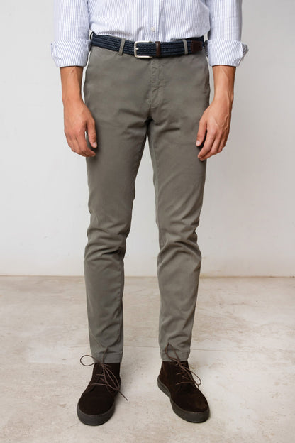 PANTALÓN CHINO GRIS VERDOSO