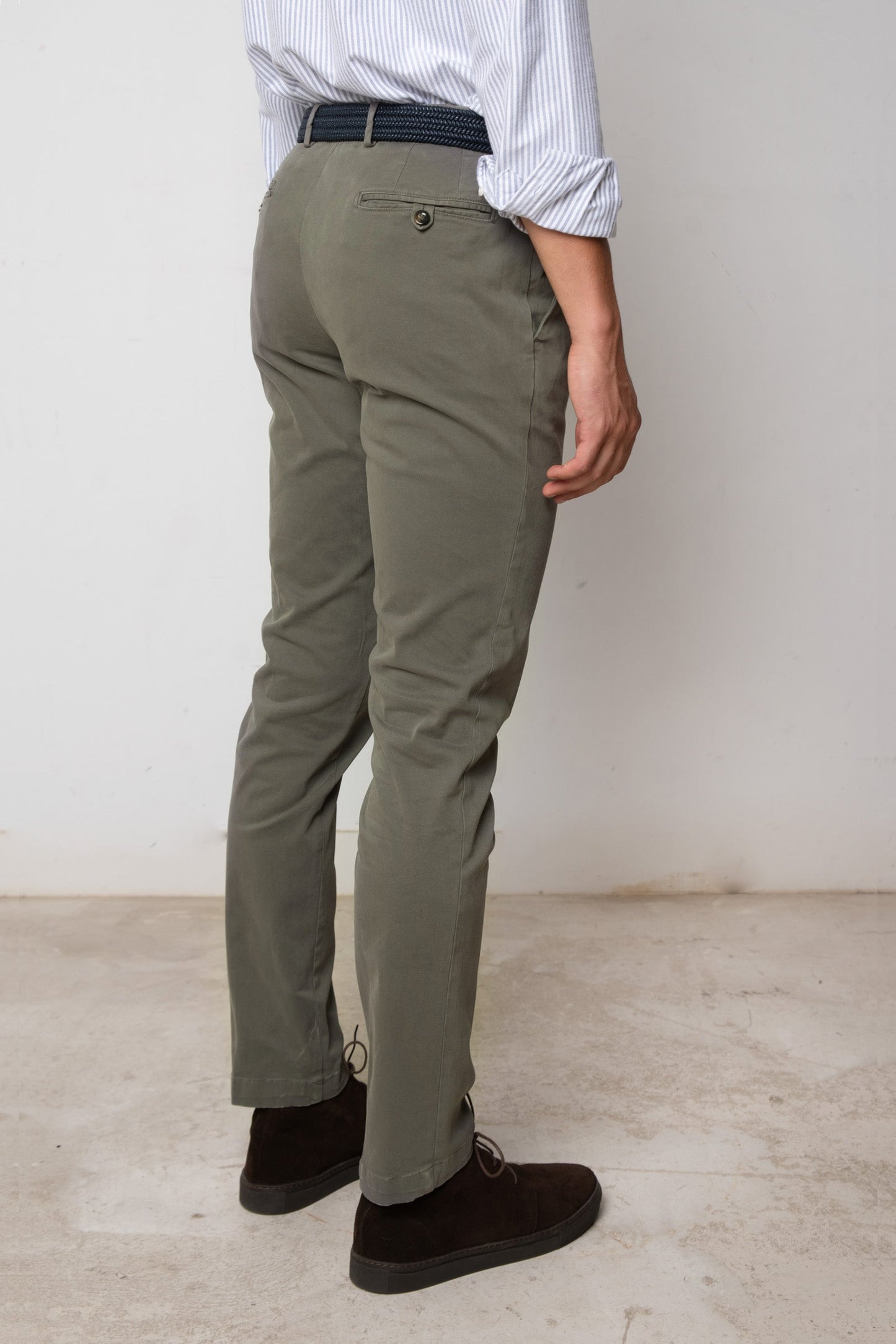 PANTALÓN CHINO GRIS VERDOSO