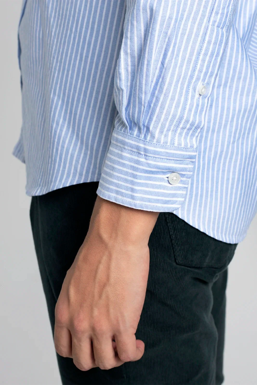 CAMISA AZUL CON RAYITAS BLANCAS