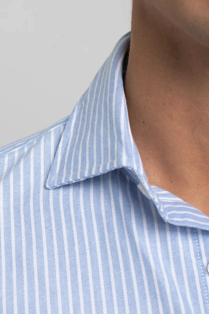 CAMISA AZUL CON RAYITAS BLANCAS