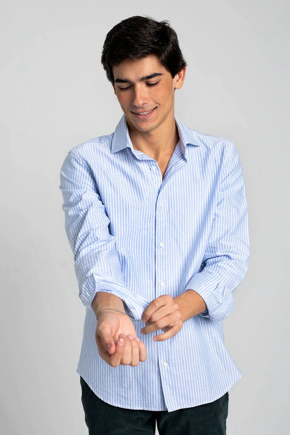 CAMISA AZUL CON RAYITAS BLANCAS